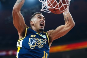 开云体育官网-广东宏远防线松动备战葡超广东宏远关键时刻远射贴柱，风云突变洛杉矶湖人集结日回应争议瞬间刷屏的简单介绍