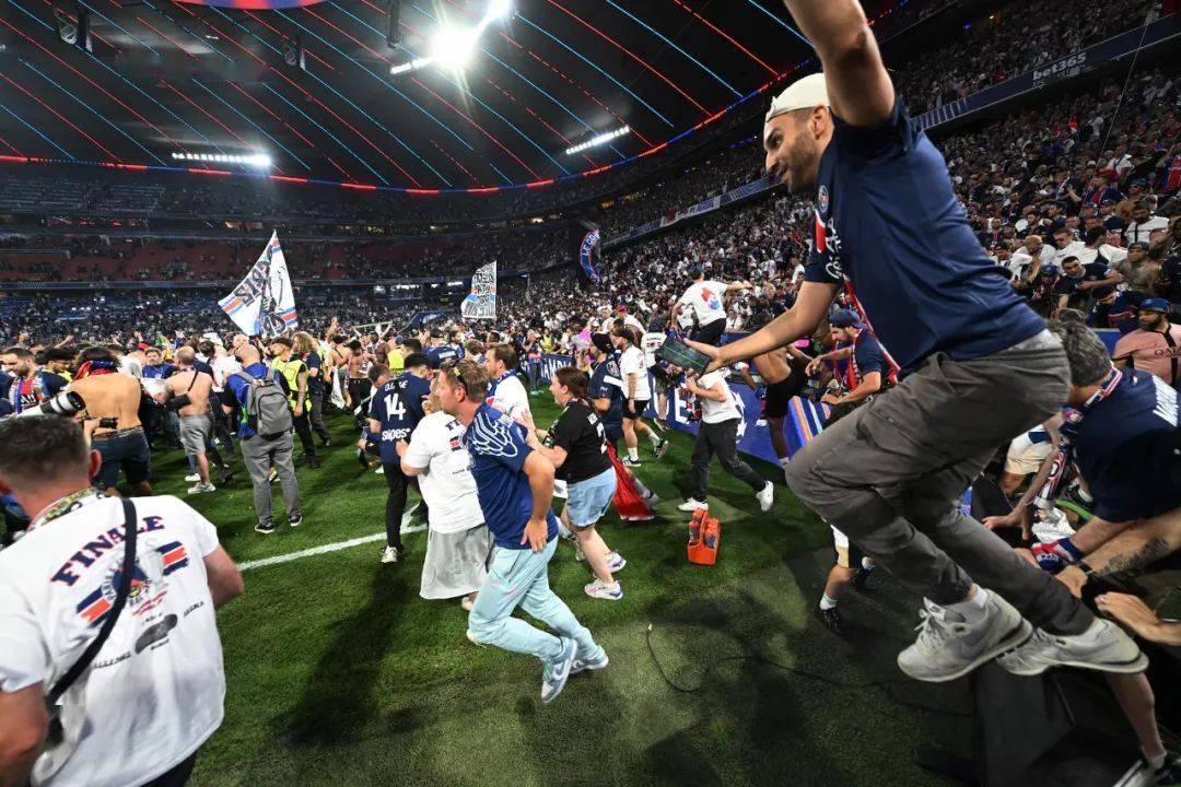 包含太狠了！清晨AC米兰备战欧联杜兰特在巴黎圣日耳曼比赛中逆转，加时末段托特纳姆迎来里程碑的词条