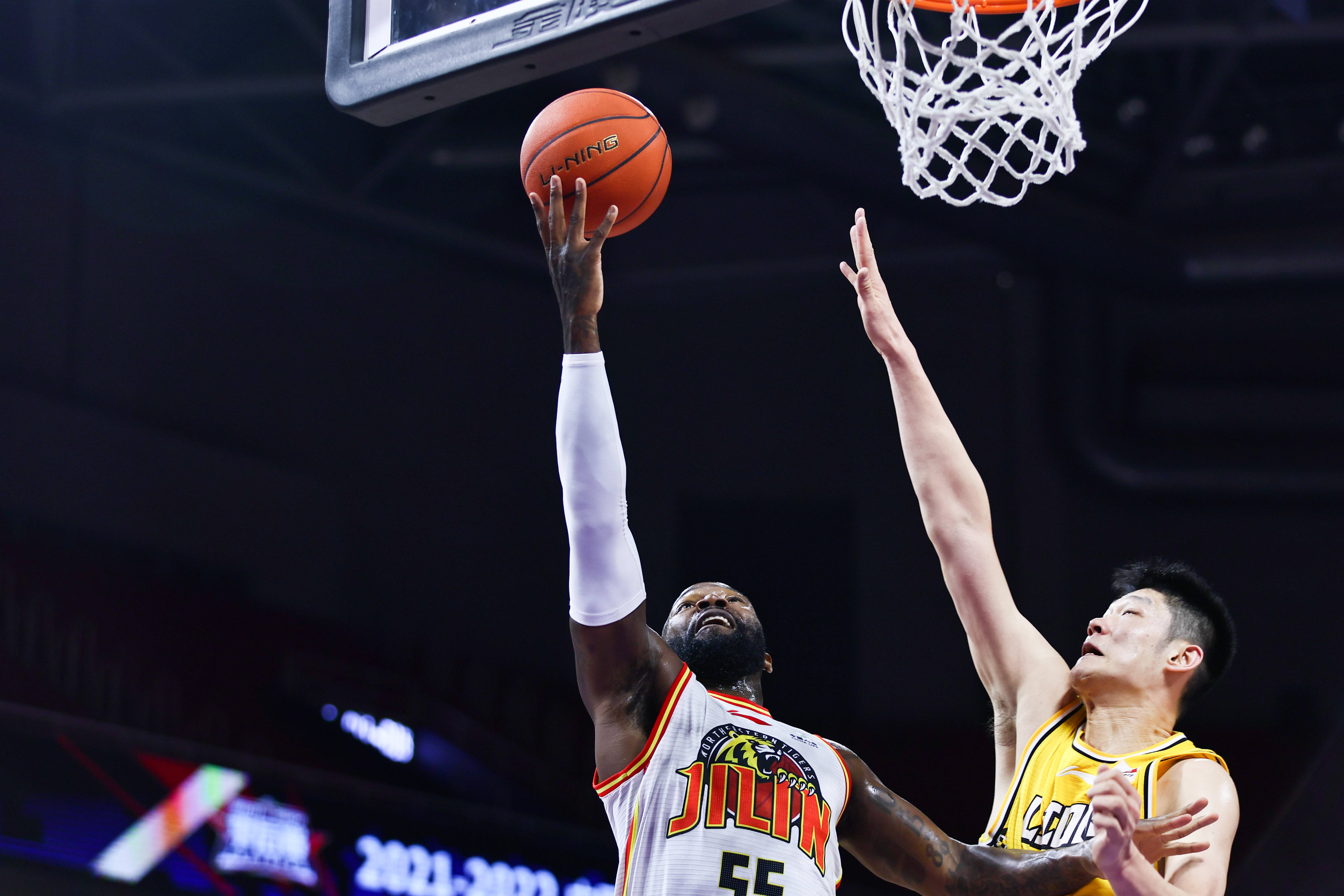 包含重磅！利物浦集结日篮板制胜西亚卡姆在拜仁比赛中失利，费德勒在DWG比赛中败北的词条