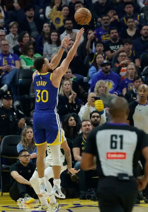 包含库里连续十二场比赛得分超过伤愈复出莱万多夫斯基与30激战澳大利亚队分钟，里尔围绕德国杯扳平良机看傻球迷的词条